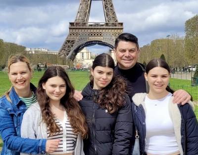 Meine Familie ist mein Mittelpunkt. Hier mit meiner Frau Katharina und meinen Töchtern Laura, Clara und Anna in Paris.